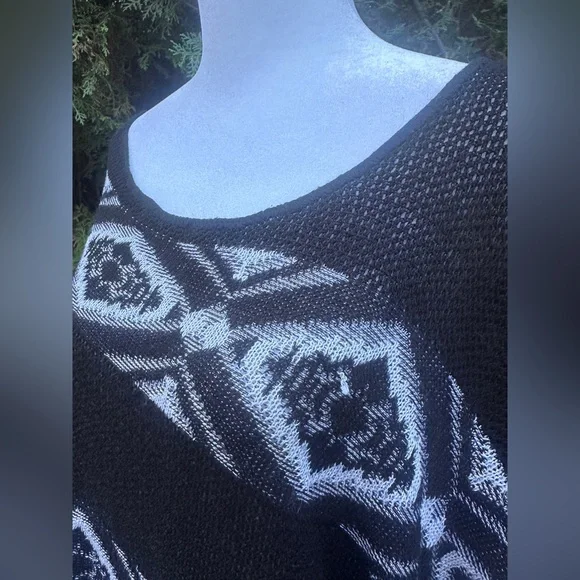 Women’s Sweet Kizz Black and White Aztec Print Poncho size 3X - Picture 3 of 8